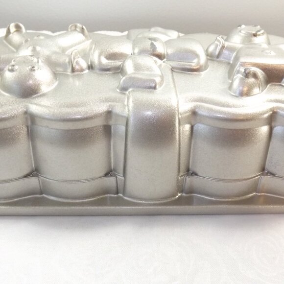 Vintage Gingerbread Loaf Pan, Nordic Ware, Heavy Cast Aluminum BAKEWARE - Picture 3 of 16